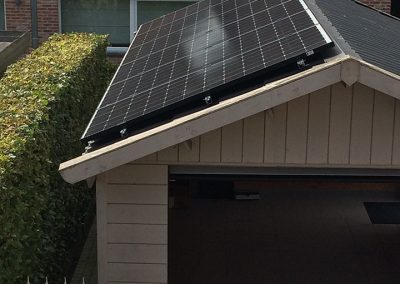 Plaatsing zonnepanelen op garage Bisol met SMA SB 1,5